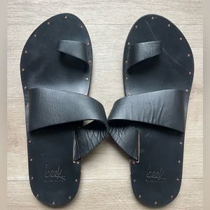 Beek Finch Black Leather Toe Ring Sandal, size 9